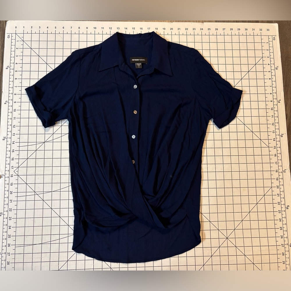 Fifteen Twenty Women’s Small navy blue short-sleeve twisted front button-up
